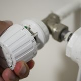 Le plan d'action du canton de Genève a permis de réduire de 6% la consommation de gaz et de 3% celle d'électricité durant l'hiver 2022-2023. Ces économies sont toutefois moins importantes que les objectifs fixés par la Confédération (illustration). KEYSTONE/JEAN-CHRISTOPHE BOTT